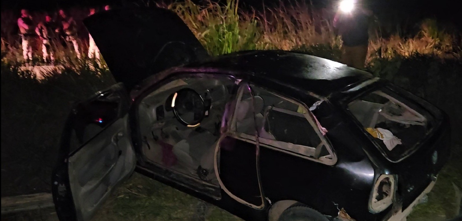 Duas pessoas morrem após carro sair da pista e capotar em rodovia na Bahia