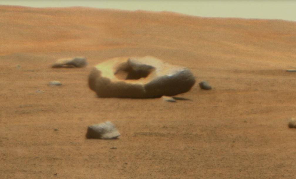 Rocha com formato de 'rosquinha' encontrada pelo robô Perseverance em Marte. — Foto: NASA/JPL-Caltech/ASU/MSSS/LANL/CNES/IRAP