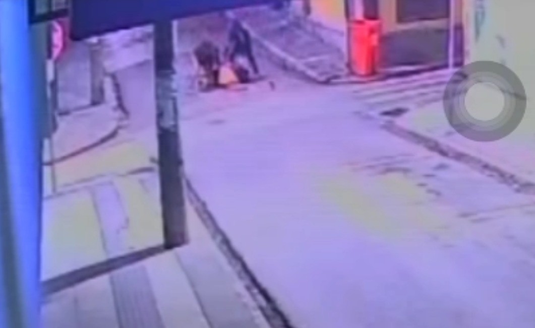 Homem de 54 anos é espancado por dupla em assalto no Centro de Florianópolis; VÍDEO