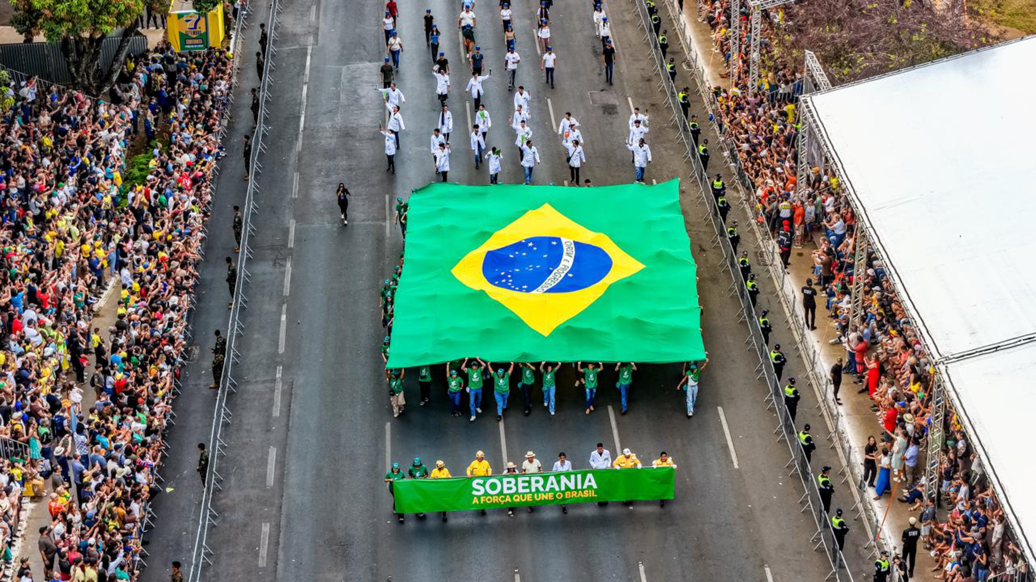 Soberania, robô humanoide, show aéreo: veja melhores momentos do Desfile de 7 de Setembro, em Brasília