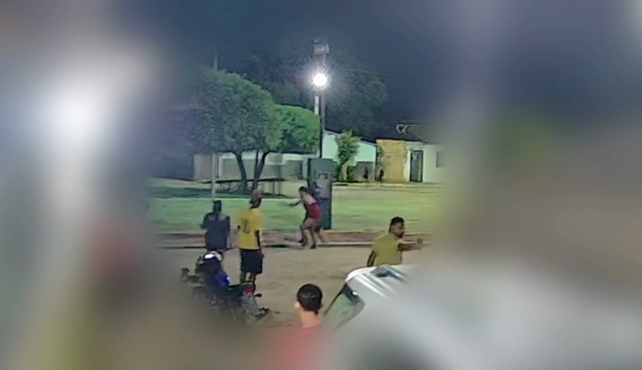 Vídeo mostra momento que homem mata irmã trans a facadas na Bahia; suspeito foi preso quatro dias após crime