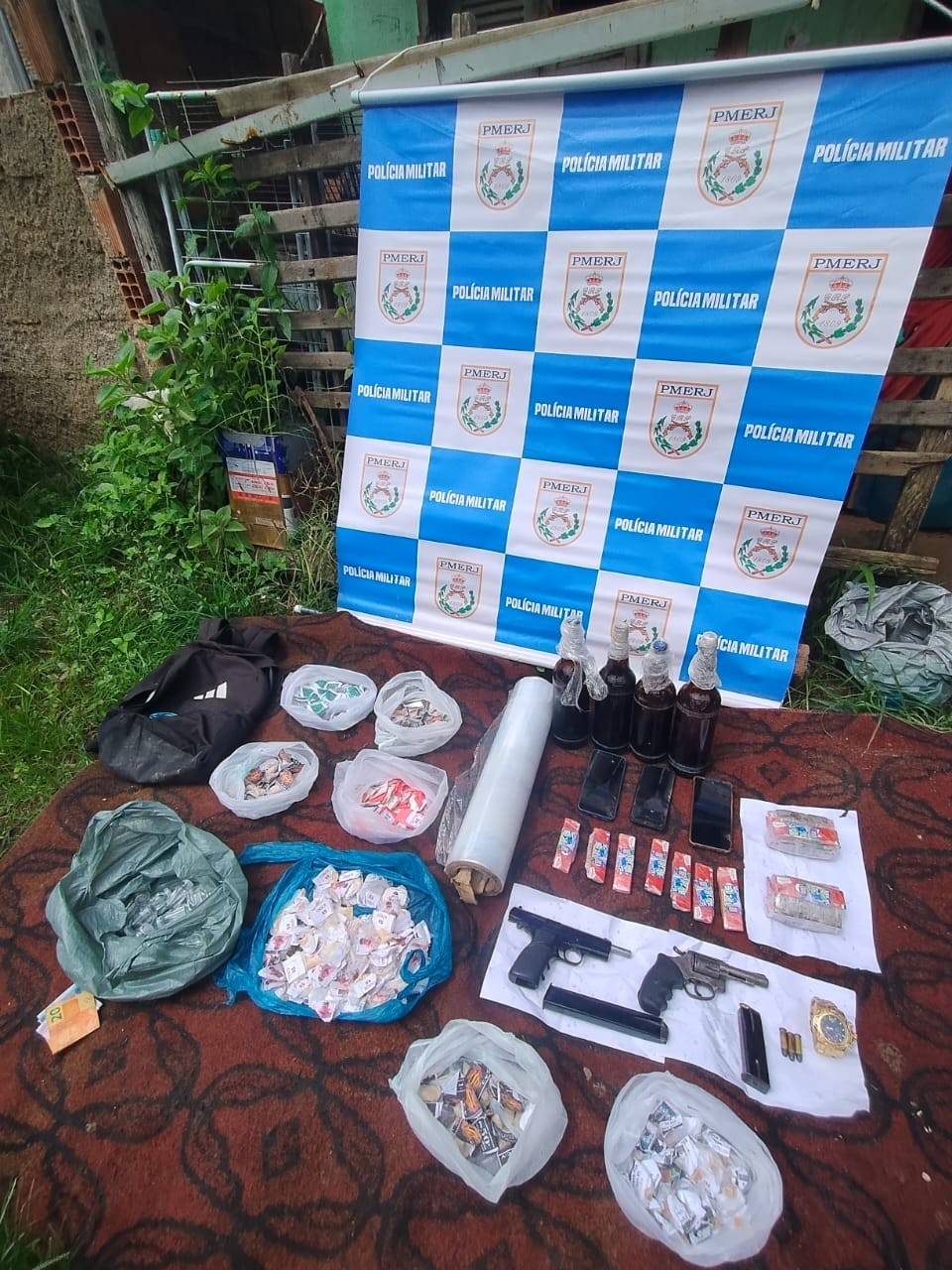 Foragido da Justiça é preso com drogas em Vassouras