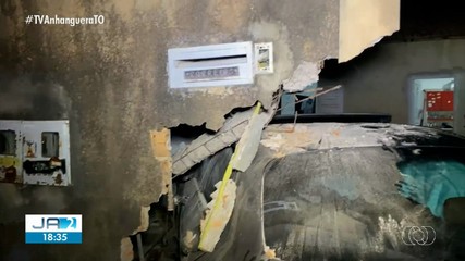 Carro fica destruído após atingir muro de casa em Araguaína