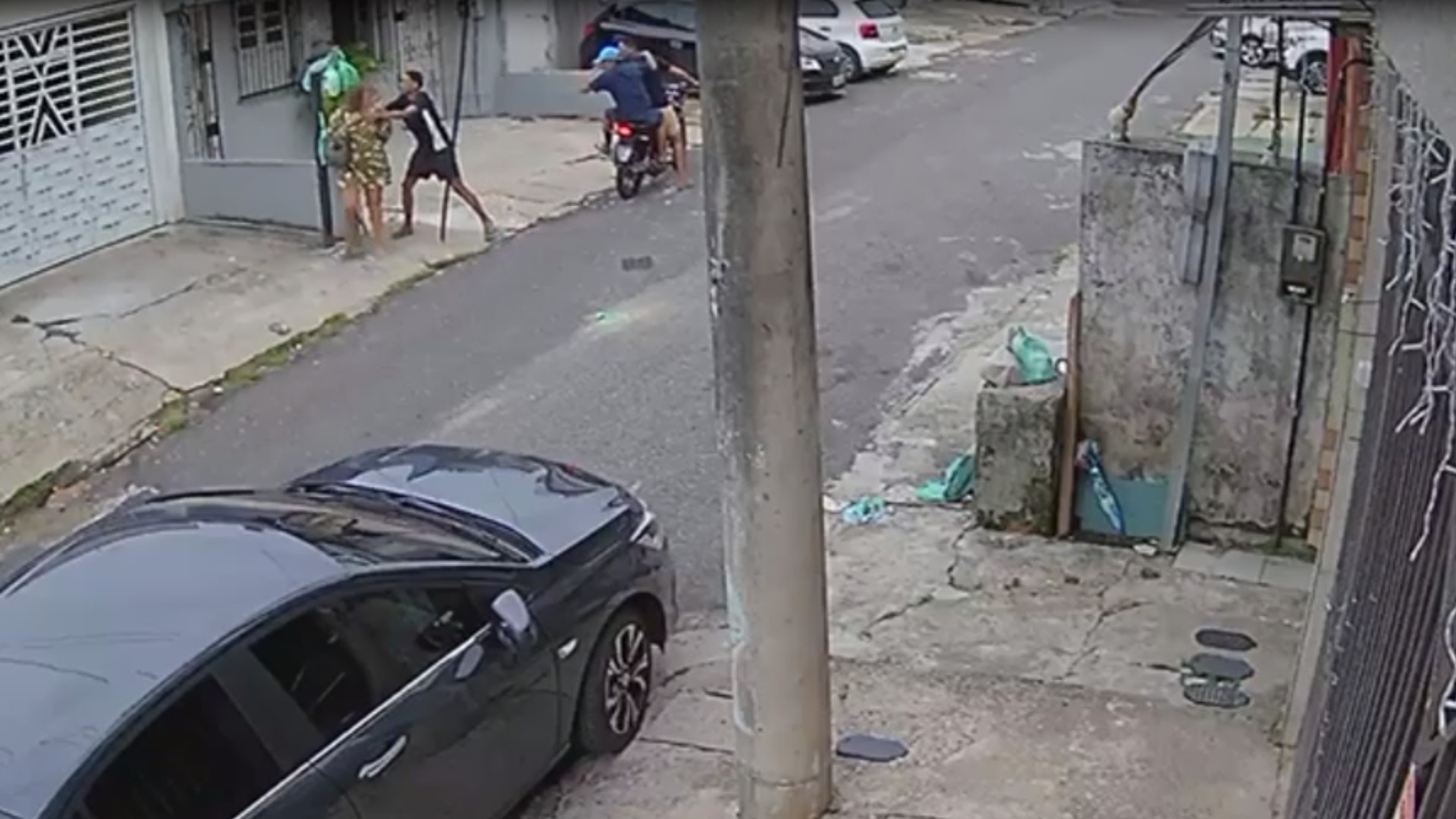Mulher é assaltada por criminosos de moto na Pedreira, em Belém; VÍDEO