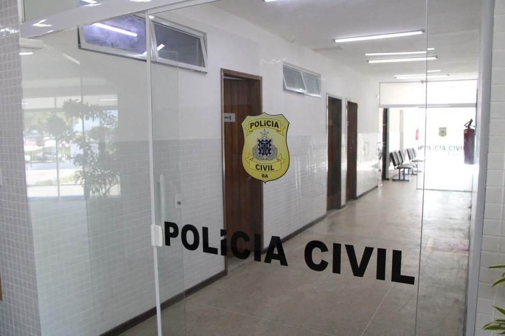 Suspeita foi presa em flagrante após injúria racial contra PM, em Salvador — Foto: Haeckel Dias/SSP