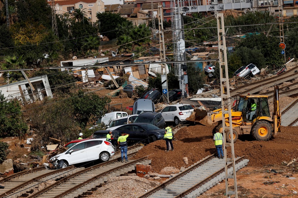Foto mostra carros sobre ferrovia destruída após fortes chuvas em Sedaví, na província de Valência, na Espanha, no dia 2 de novembro de 2024 — Foto: Eva Mañez/Reuters