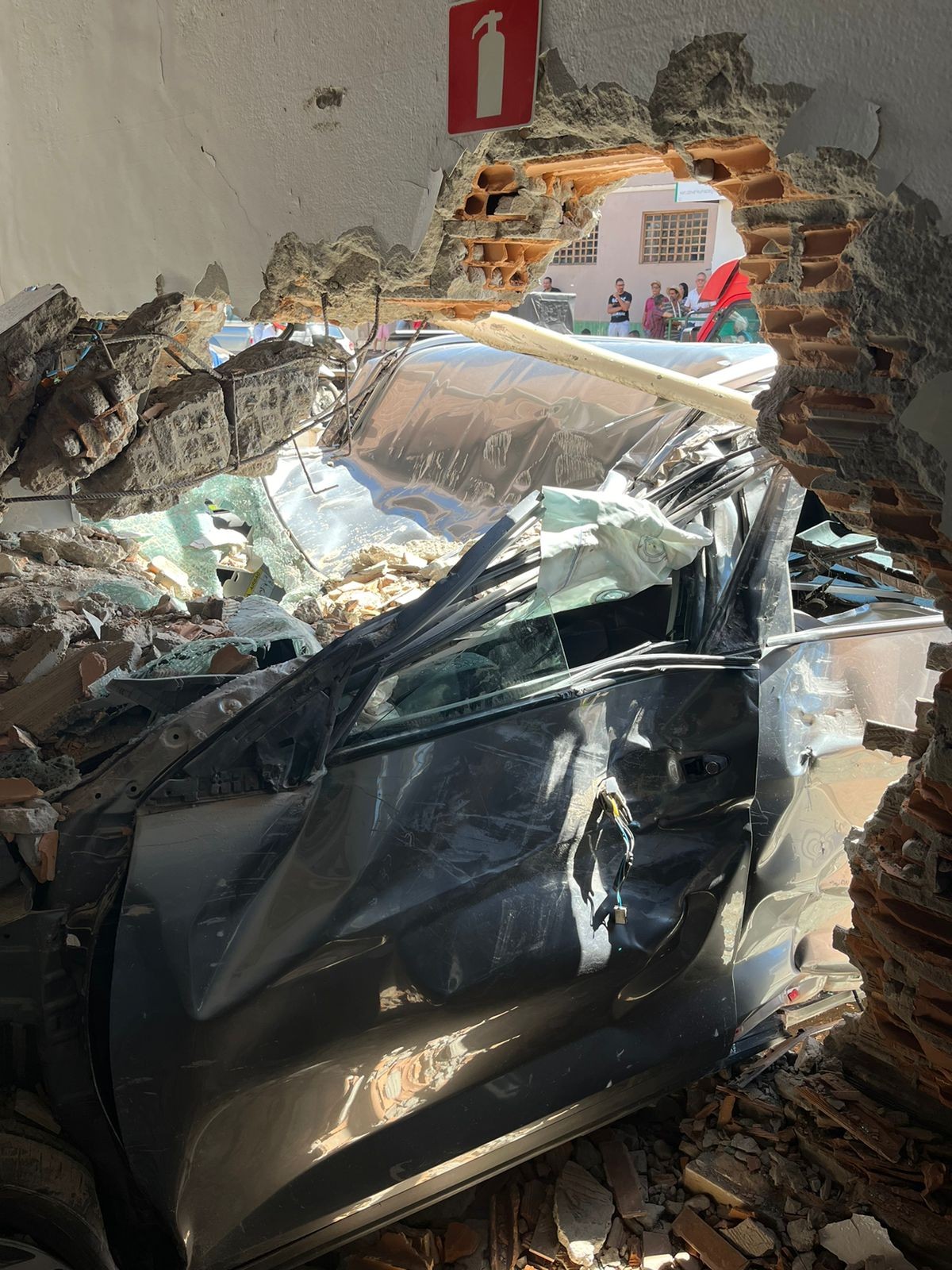 VÍDEO: carro em alta velocidade 'voa' e invade rodoviária após destruir parede em MG