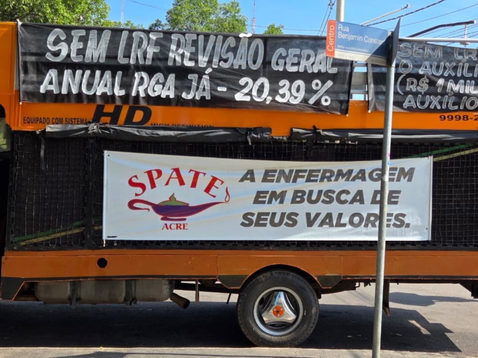 Servidores públicos fazem protesto por reajuste salarial na Assembleia Legislativa do Acre
