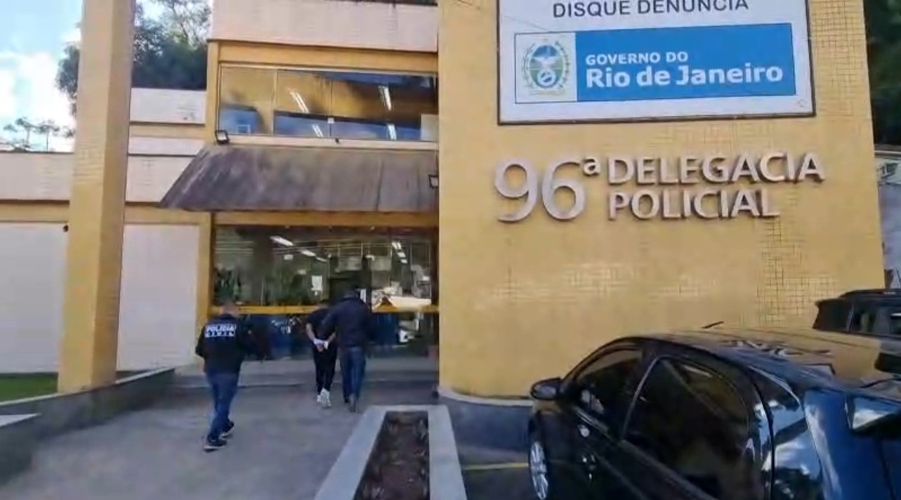 Suspeito de matar pai, mãe e filho de 4 anos a tiros de fuzil é preso em Paty do Alferes 