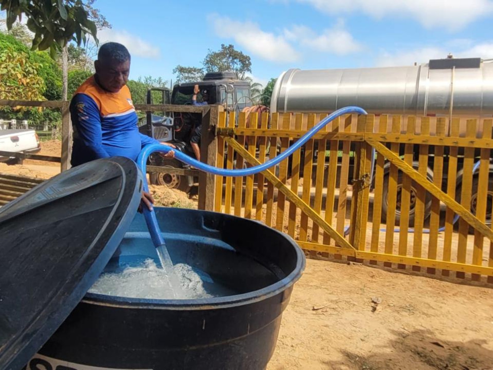 Durante estiagem, moradores de 40 comunidades rurais de Rio Branco recebem água de caminhões-pipa