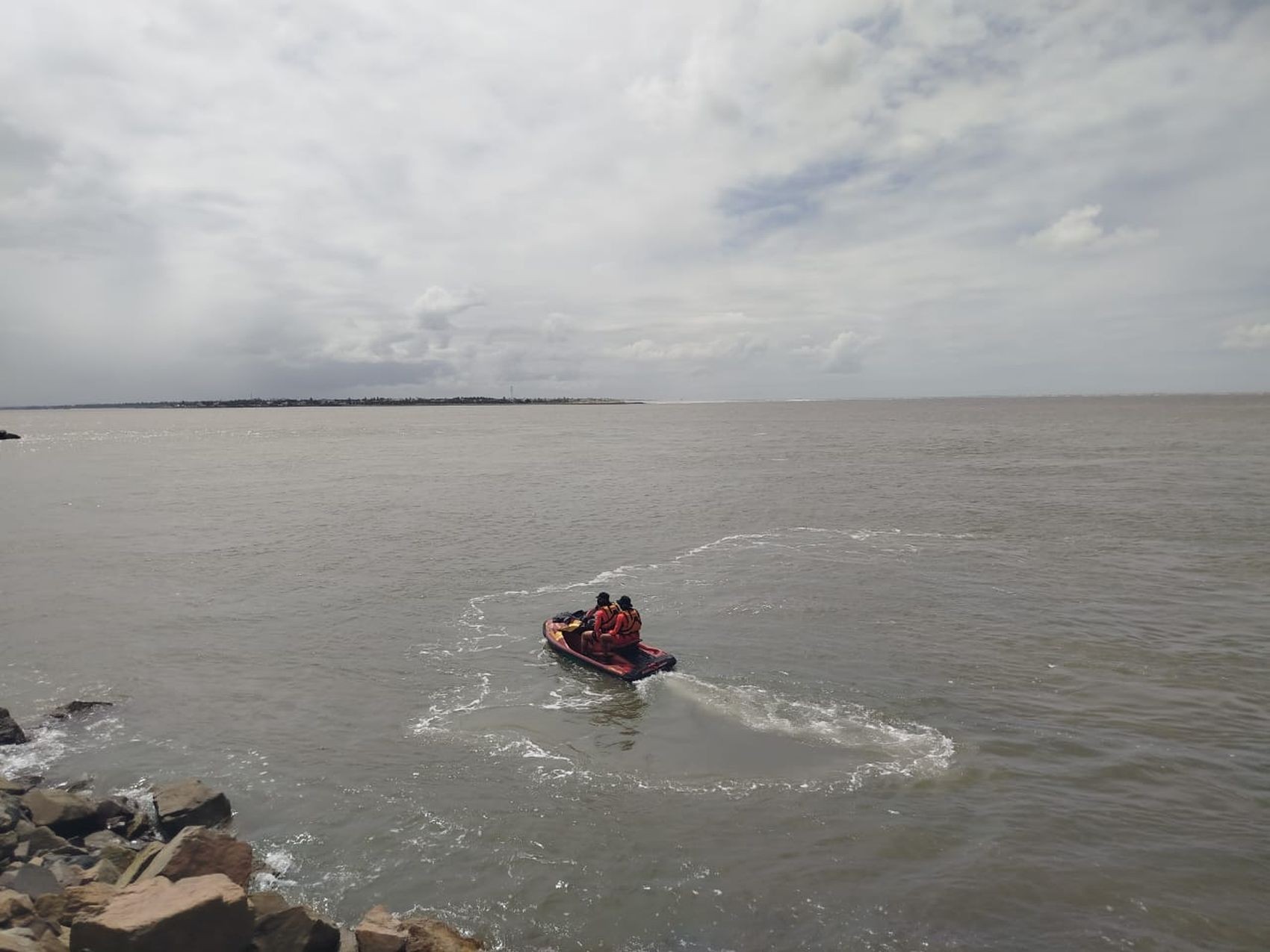 Bombeiros retomam buscas por jovem que desapareceu após mergulho em praia de Aracaju 