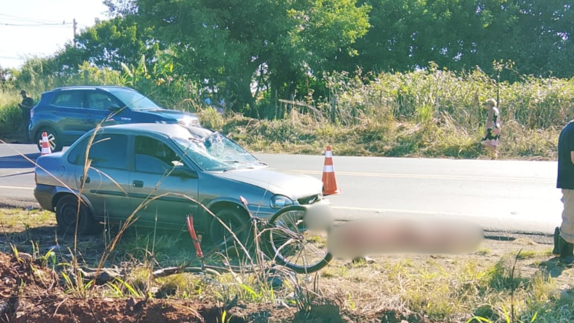 Ciclista morre após ser atropelado por carro enquanto tentava atravessar a MG-497, em Uberlândia
