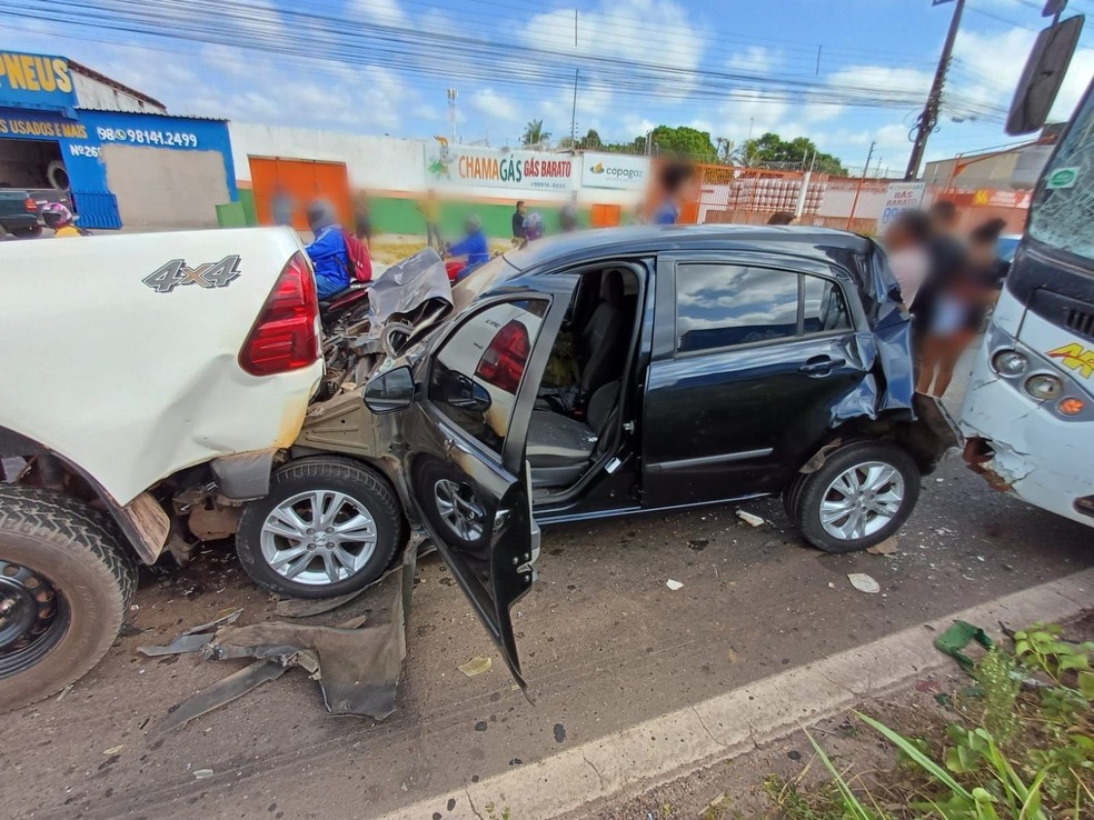 Cinco veículos se envolvem em engavetamento na BR-135; passageiros sofrem ferimentos leves — Foto: Divulgação/ PRF