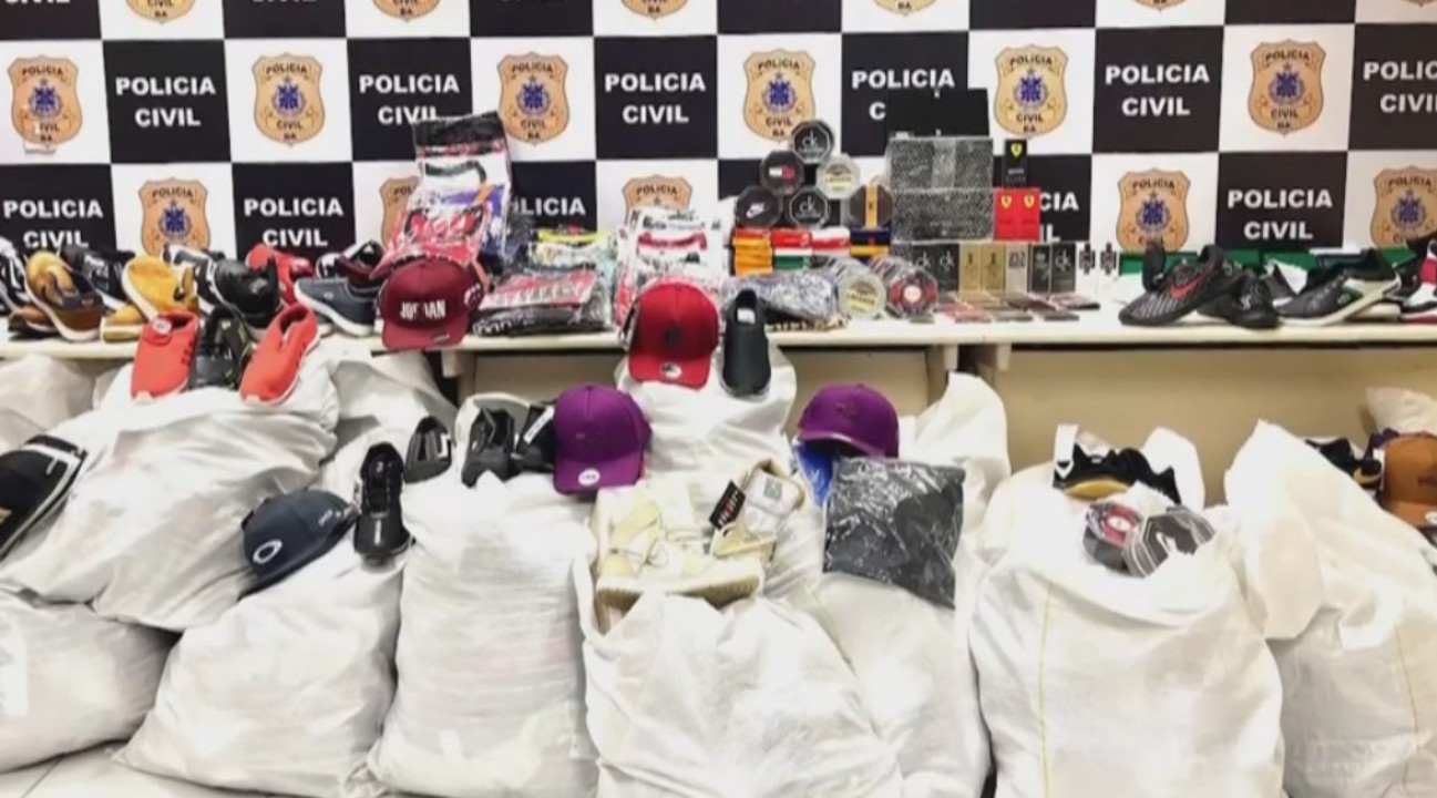 Homem é preso durante apreensão de mais de 13 mil produtos falsificados no Feiraguay