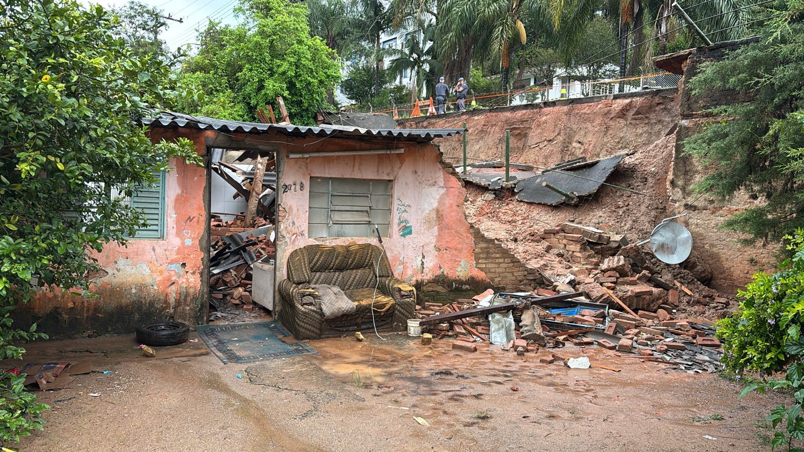 Chuva provoca deslizamento e deixa duas pessoas soterradas em Serra Negra; nove estão desabrigados