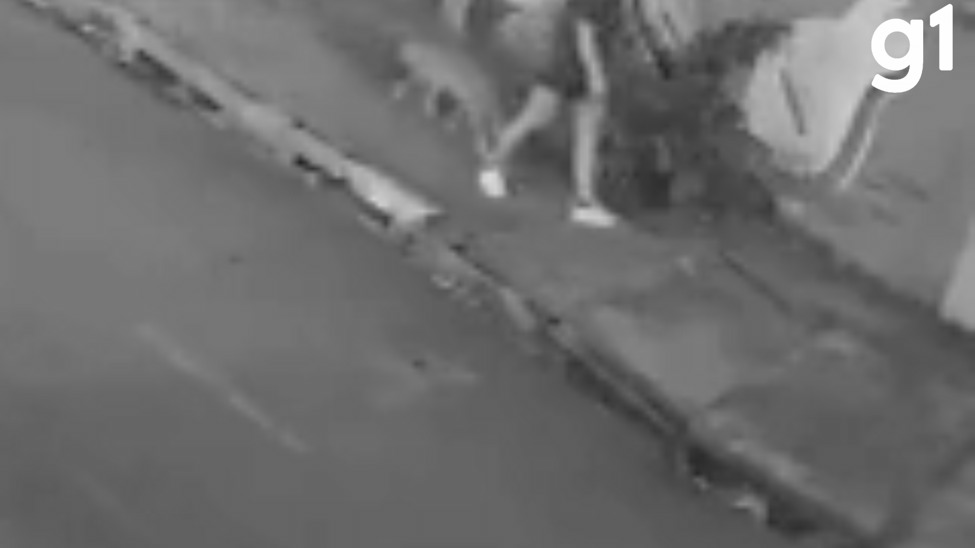 VÍDEO: jovem despenca em bueiro após tampa de concreto ceder em Cuiabá 