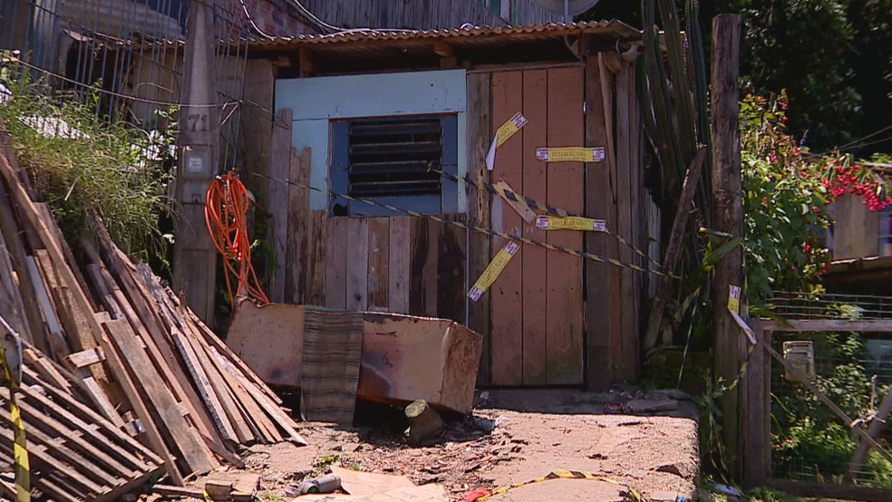 Moradias de Gramado precisaram ser interditadas em locais afetados por rachaduras — Foto: Reprodução/RBS TV