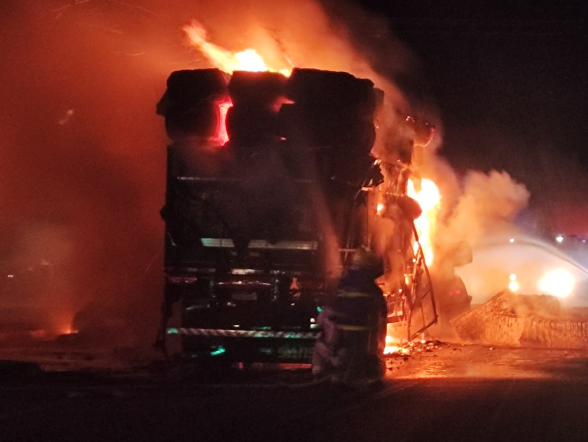 Explosão após colisão entre carretas mata motorista e bloqueia BR-277 por seis horas no Paraná