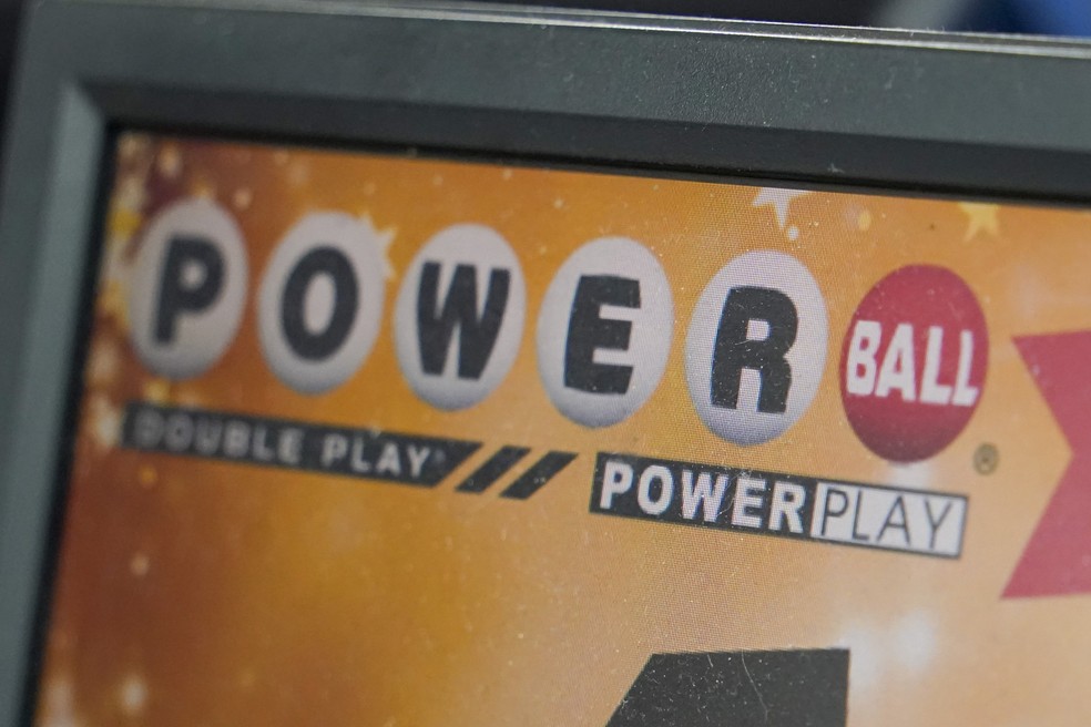 Logotipo da loteria americana Powerball disposto em um monitor — Foto: Keith Srakocic/AP