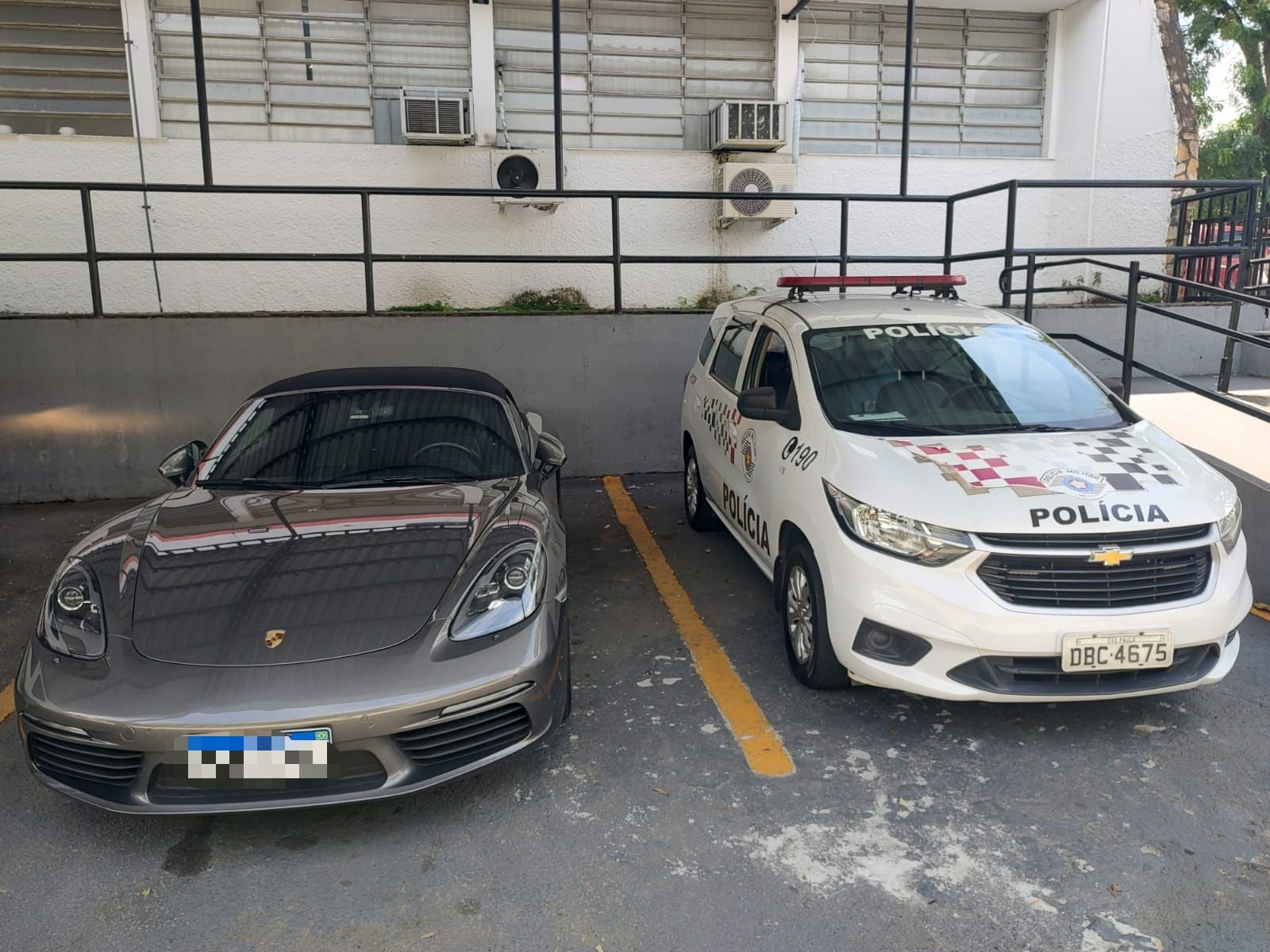 VÍDEO mostra momento da abordagem a Porsche apreendido com licenciamento atrasado, em São José dos Campos