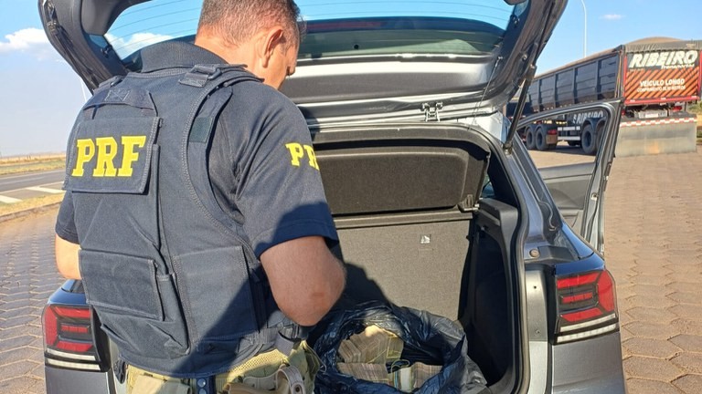 PRF apreende R$ 1 milhão em dinheiro em porta-mala no DF; suspeitos não souberam explicar valor
