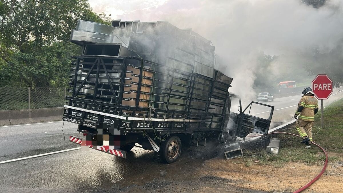 Caminhão pega fogo e interdita a Via Dutra, em Piraí