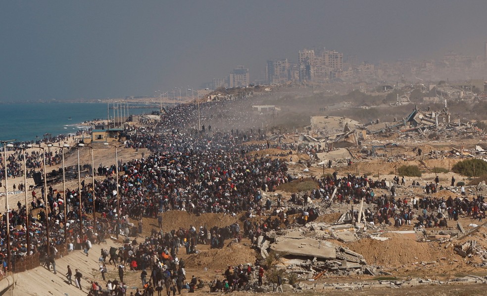 Palestinos formam 'corredor humano' em retorno ao norte da Faixa de Gaza em 27 de janeiro de 2025. — Foto: REUTERS/Mohammed Salem