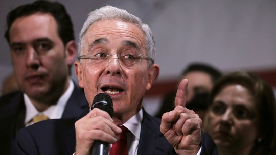 Justiça manda libertar ex-presidente da Colômbia Álvaro Uribe - Decisão provisória foi do Tribunal Superior de Bogotá. Uribe havia sido condenado a 12 anos de prisão domiciliar por suborno e fraude processual em 1° de agosto.