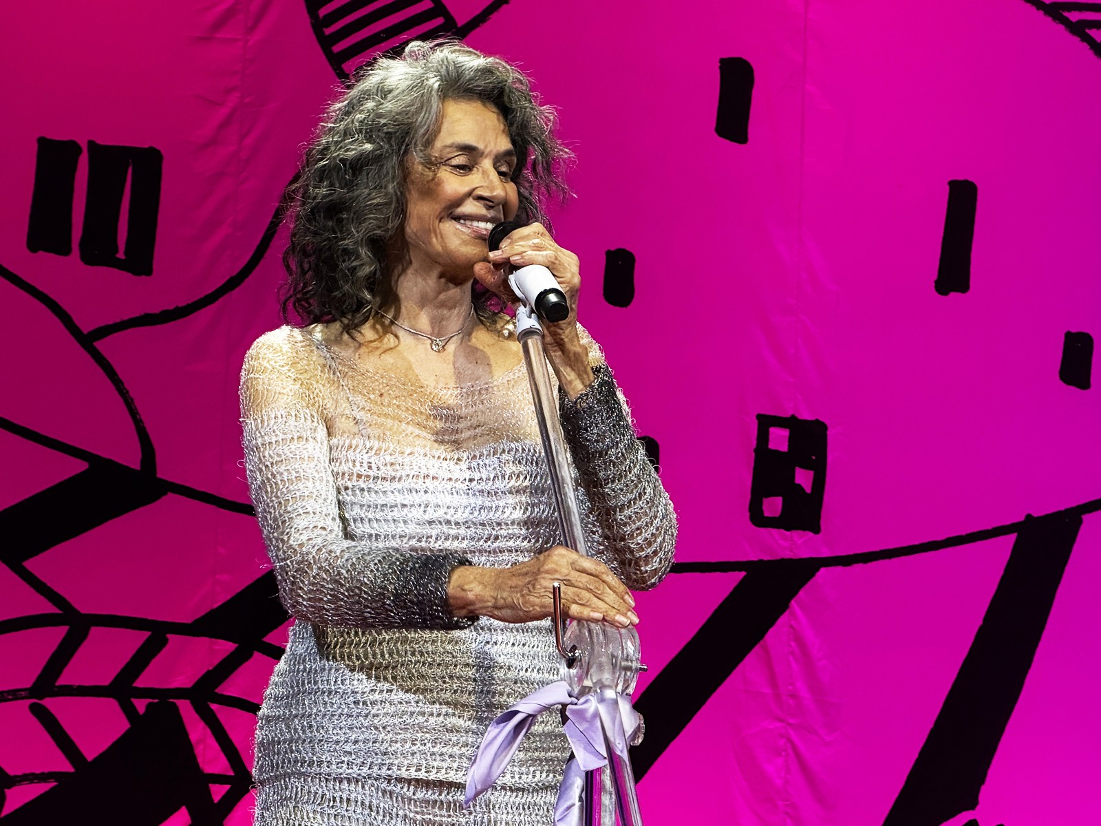 Simone veste muito bem a 'nova roupa colorida' de Ana Frango Elétrico no frescor do show 'Que mulher é essa?'