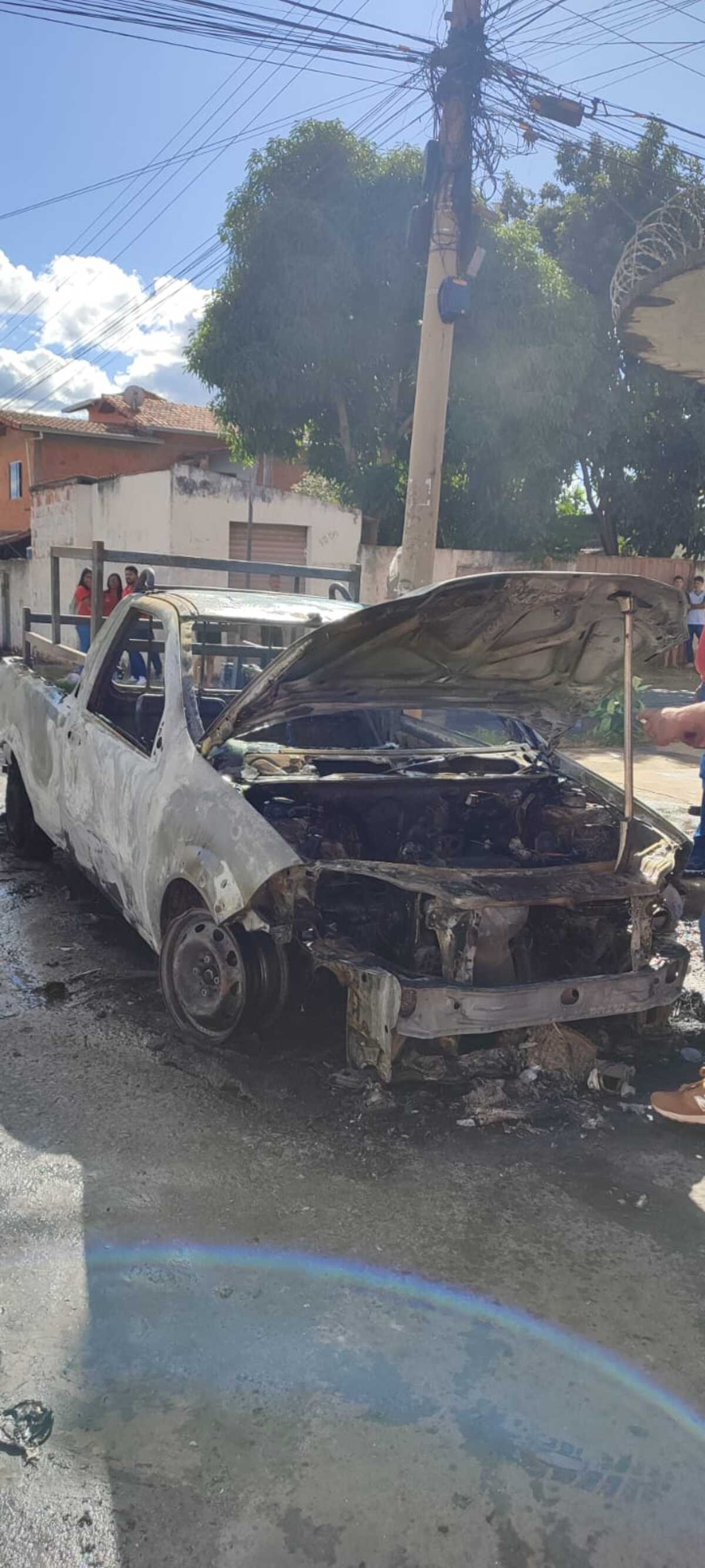 Carro que transportava botijões de gás é destruído por incêndio em Montes Claros