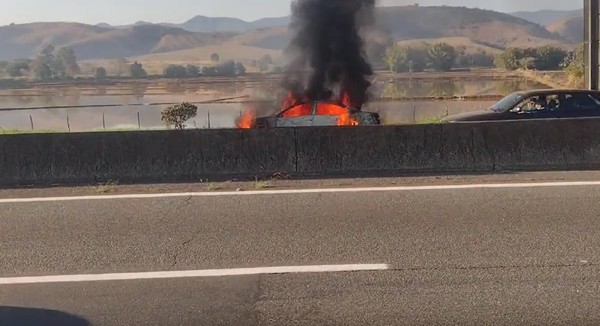 Incêndio em carro na Transolímpica - Cidades Na Web