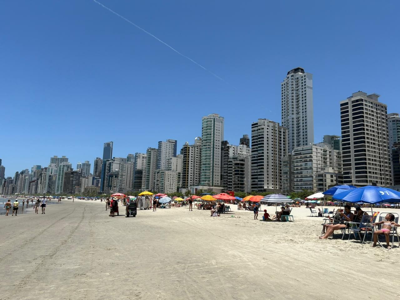 Sábado de sol tem praia de Balneário Camboriú quase toda própria para banho e Ingleses, em Florianópolis, com 3 pontos impróprios; veja lista do IMA