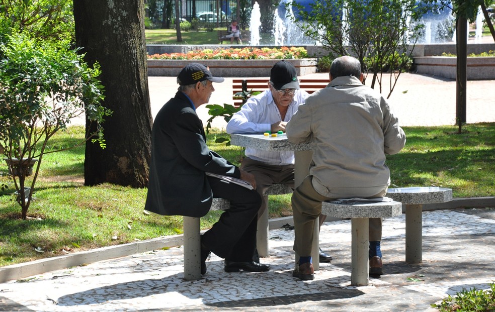 Partidas de dama são tradicionais na praça Ary Coelho — Foto: Arquivo/G1 MS