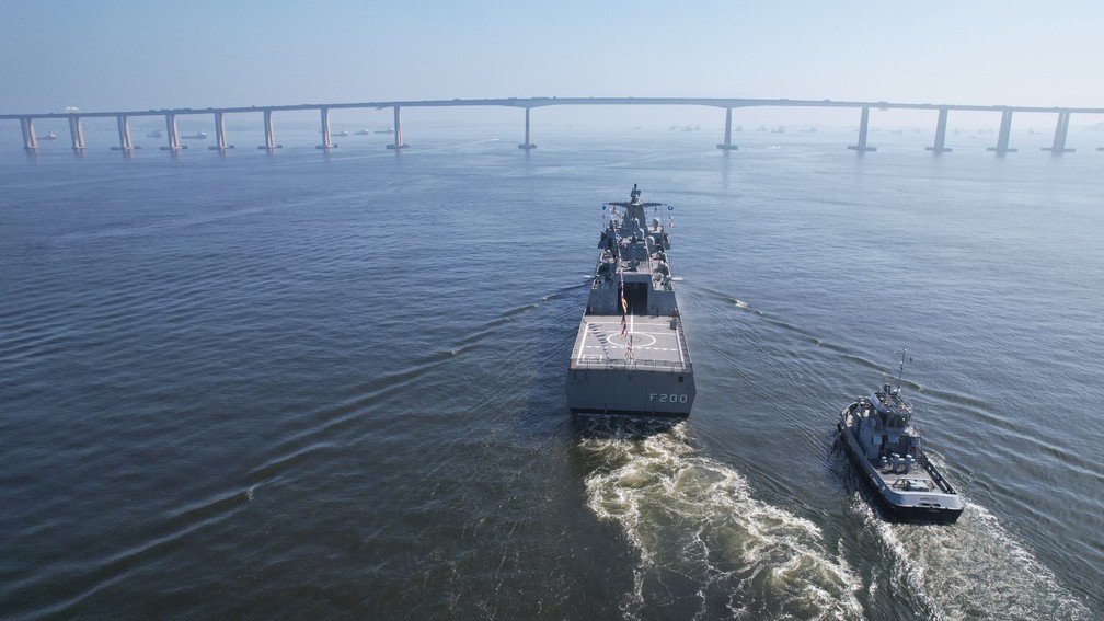 Fragata Tamandaré na Baía de Guanabara, em direção ao vão central da Ponte Rio-Niterói — Foto: Divulgação/Marinha do Brasil