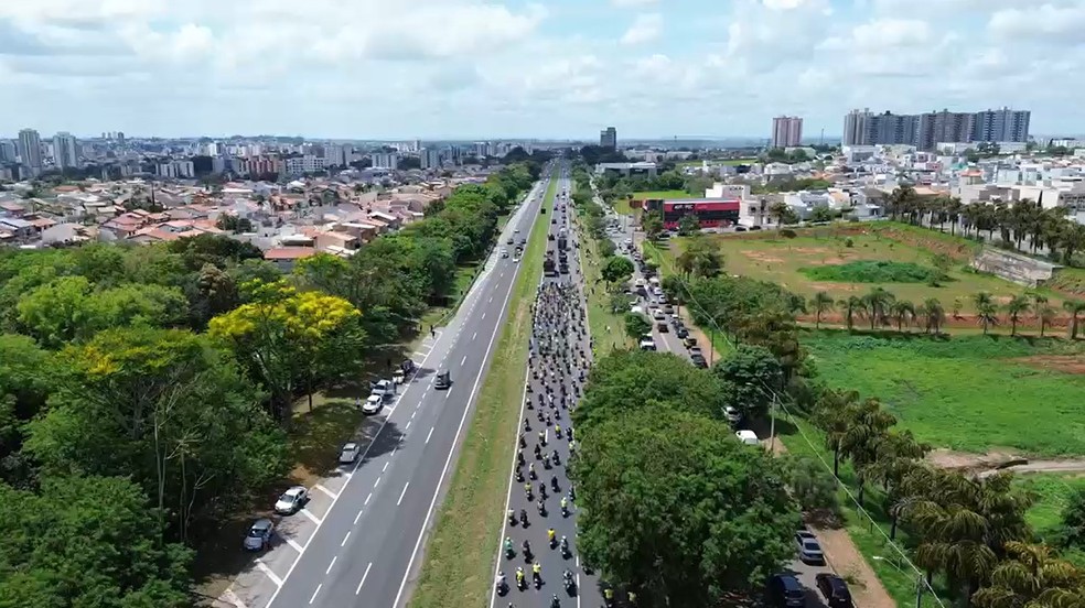 Imagens aéreas da motocarreata de Flávio Bolsonaro no interior de SP — Foto: Zé Ferreira