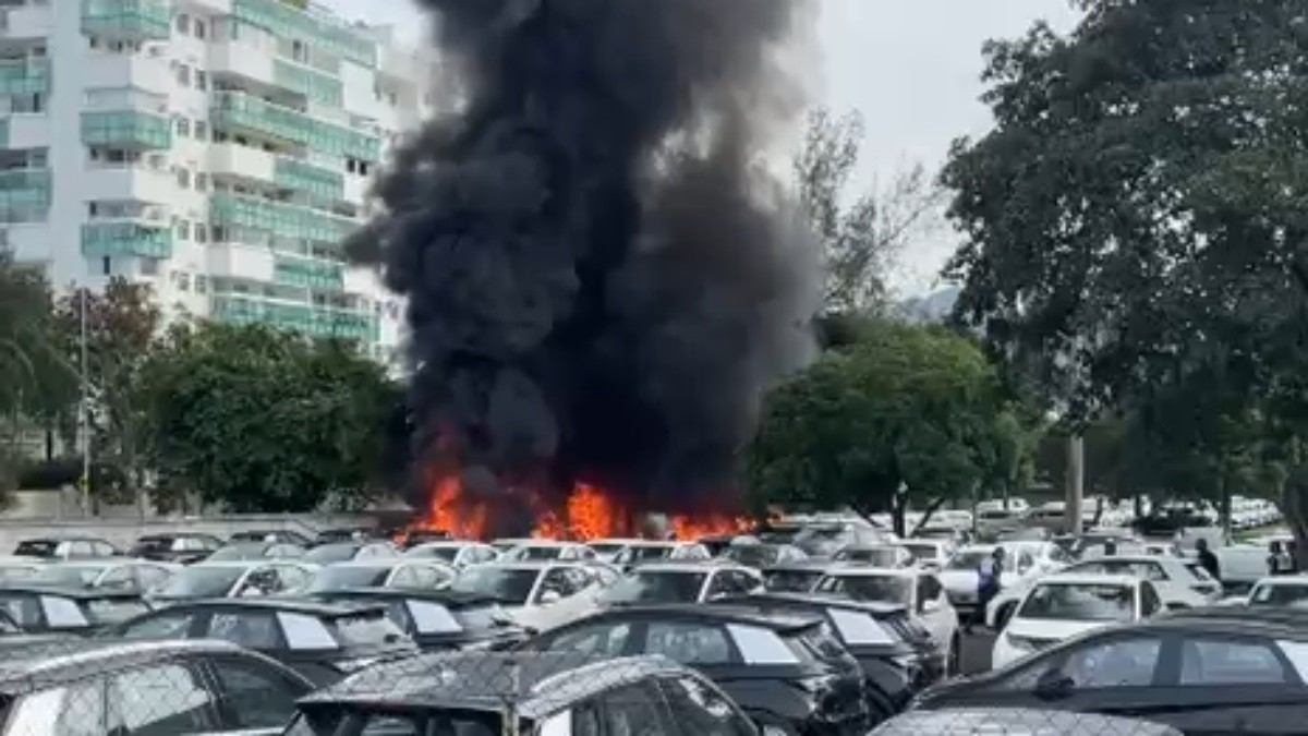 Aeronave de pequeno porte cai no Recreio dos Bandeirantes; moradores relatam explosões em série