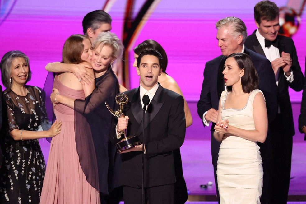 Equipe e elenco de 'Hacks' recebem Emmy 2024 de melhor comédia — Foto: Mario Anzuoni/Reuters