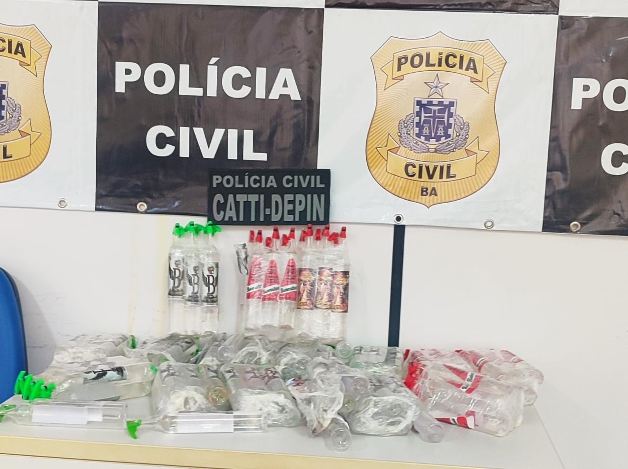 Polícia Aprende Frascas de Lança-Perfume Em Feira de Santana; Susteita É de que Droga seria comocializada na micareta | Feira de santana e regíão
