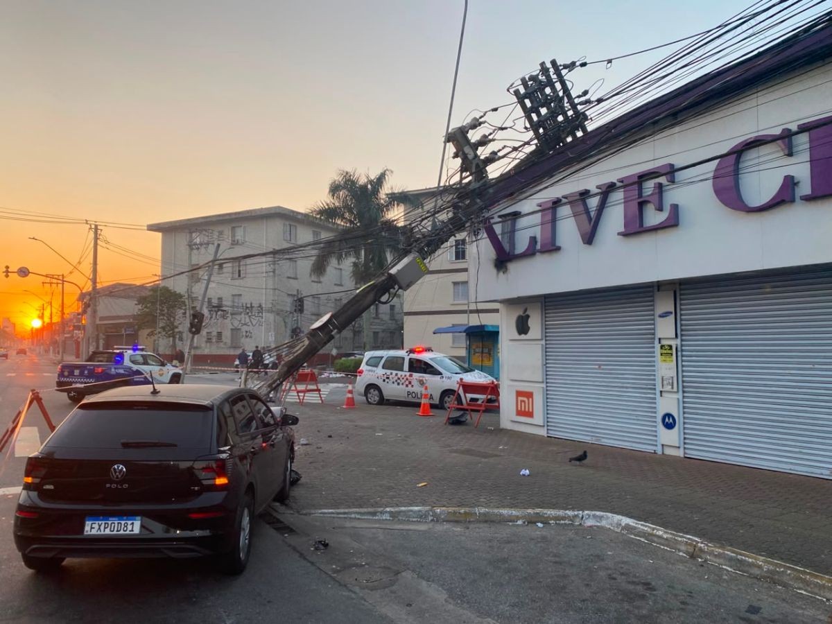 Motorista perde o controle e derruba poste que atinge fachada de loja em Praia Grande, SP