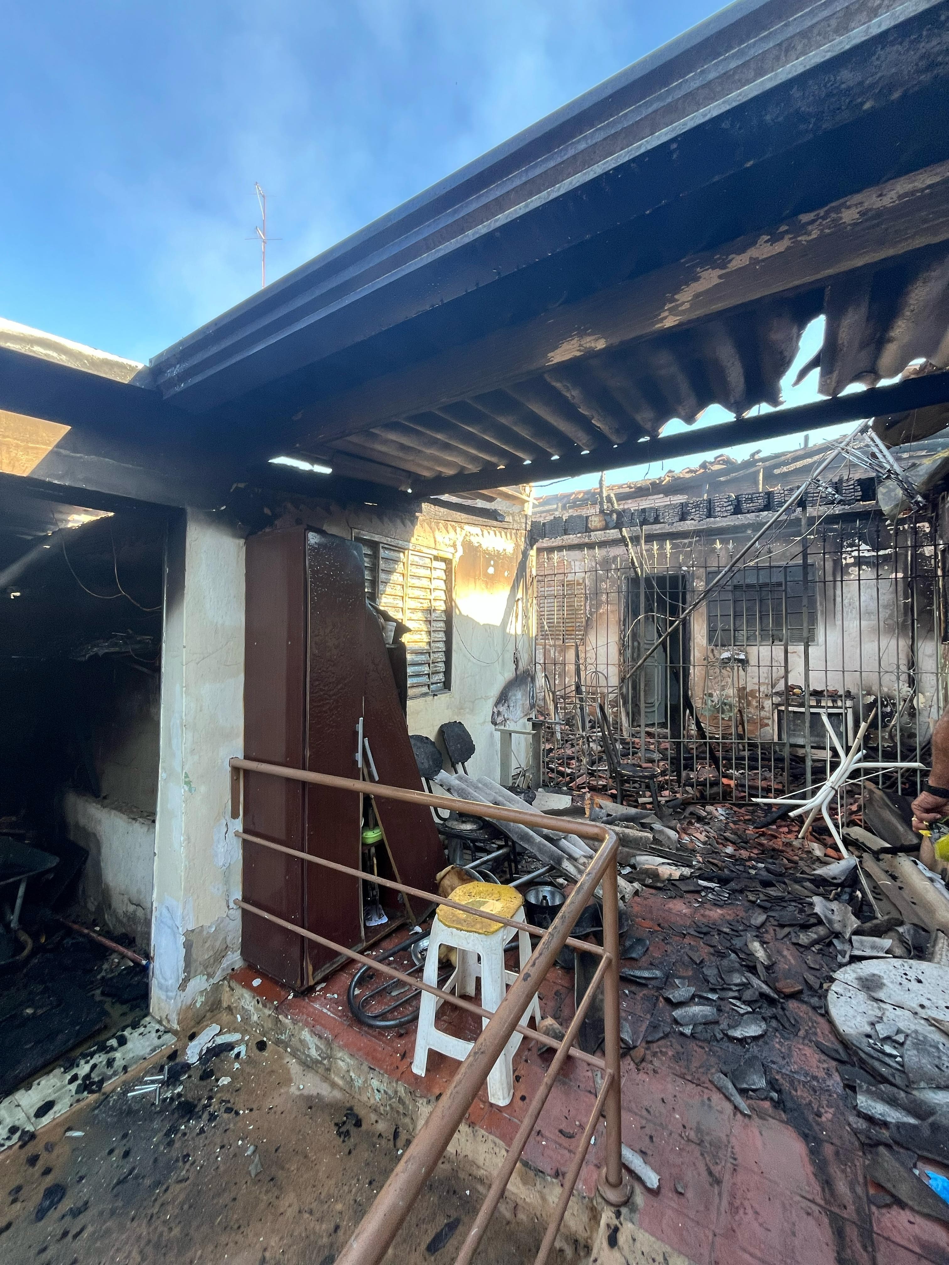 Incêndio destrói casa em Sumaré e deixa três pessoas feridas