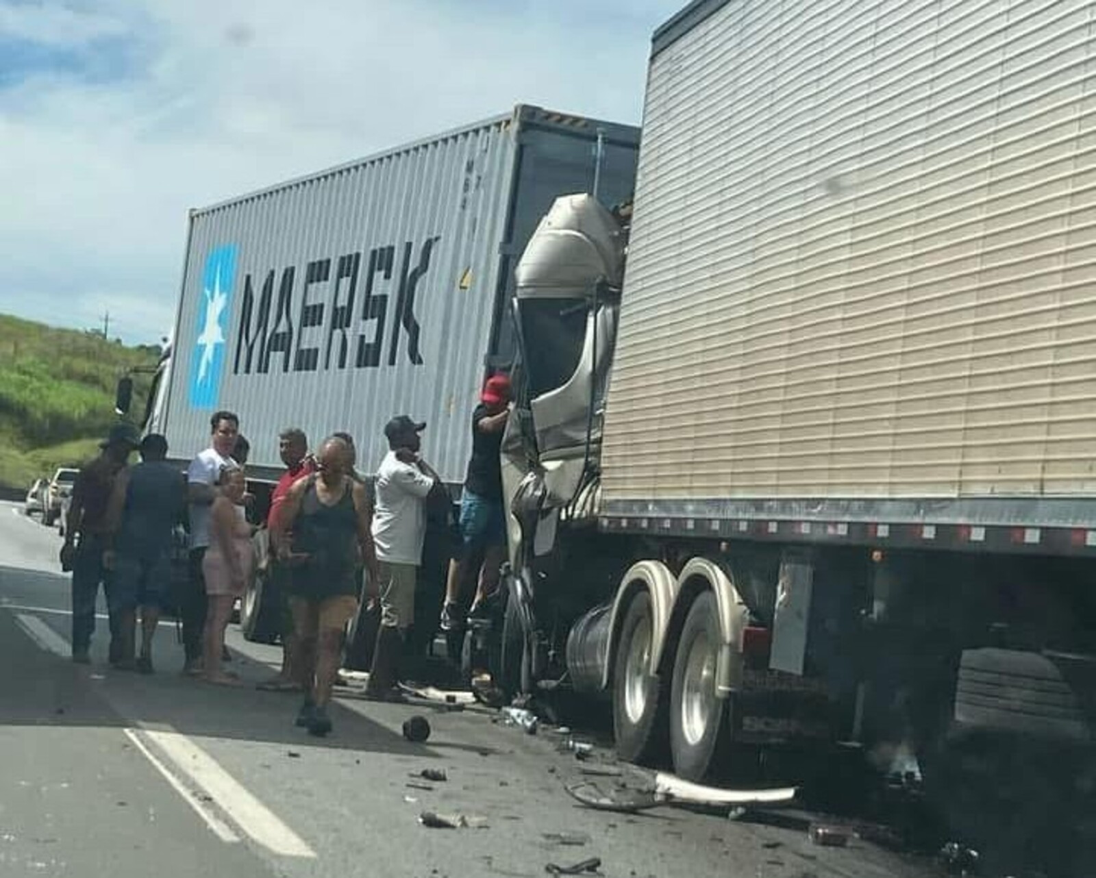 Caminhoneiro morre ao bater na traseira de outra carreta na Fernão Dias; veja outros acidentes do fim de semana