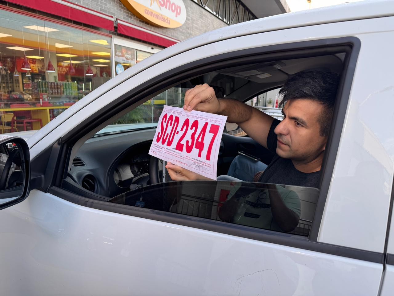 Carros argentinos com placa de papel são vistos circulando em Foz do Iguaçu; medida foi autorizada pela Senatran