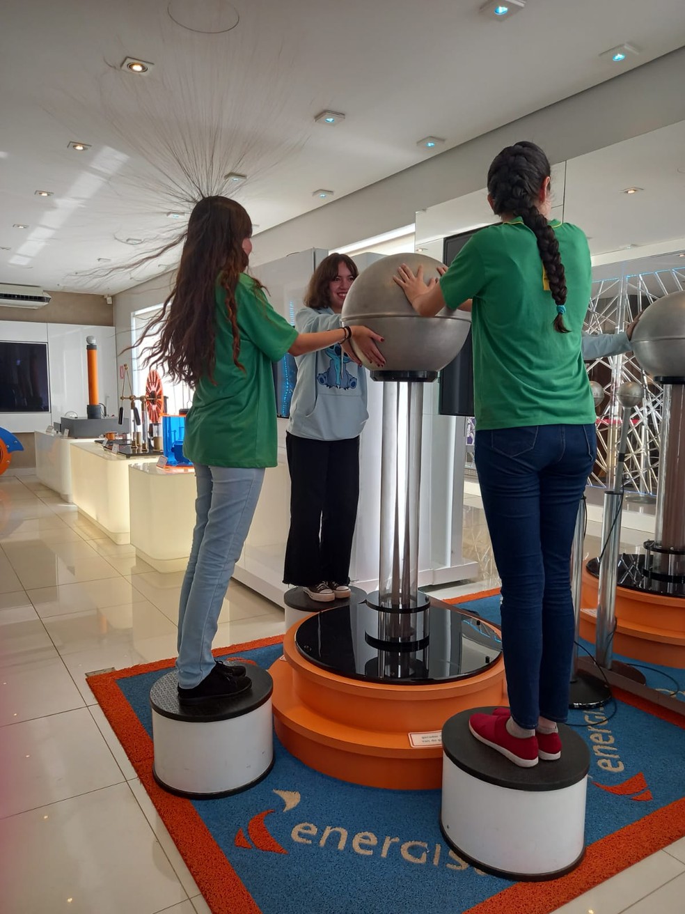 O Gerador de Van de Graaff, experimento de eletricidade estática — Foto: Energisa