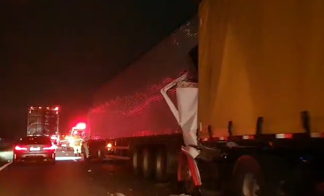 Homem morre em engavetamento entre caminhões na Dutra, em São José dos Campos