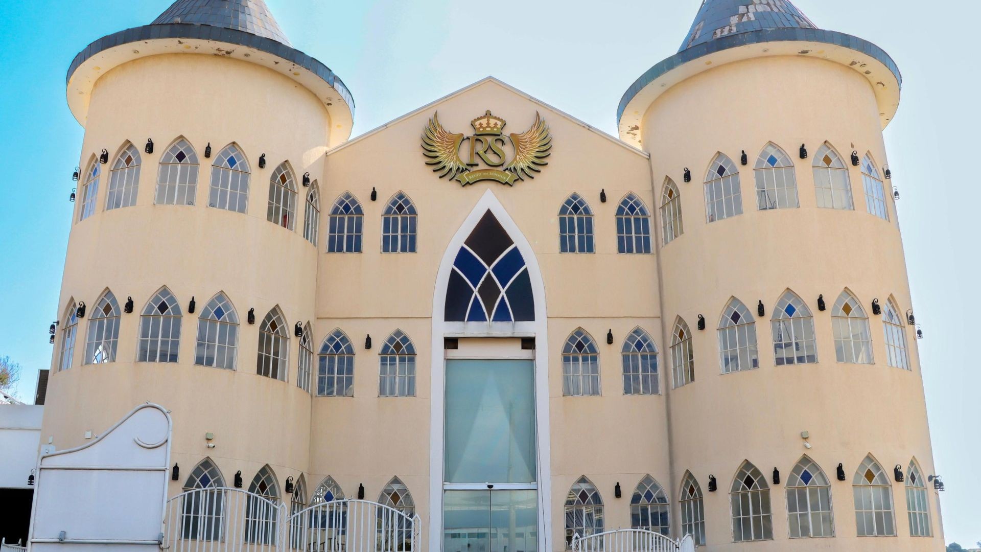 Após casamento no hospital, casal se prepara para celebrar união em castelo: 'Na saúde e na doença, na riqueza e na pobreza'