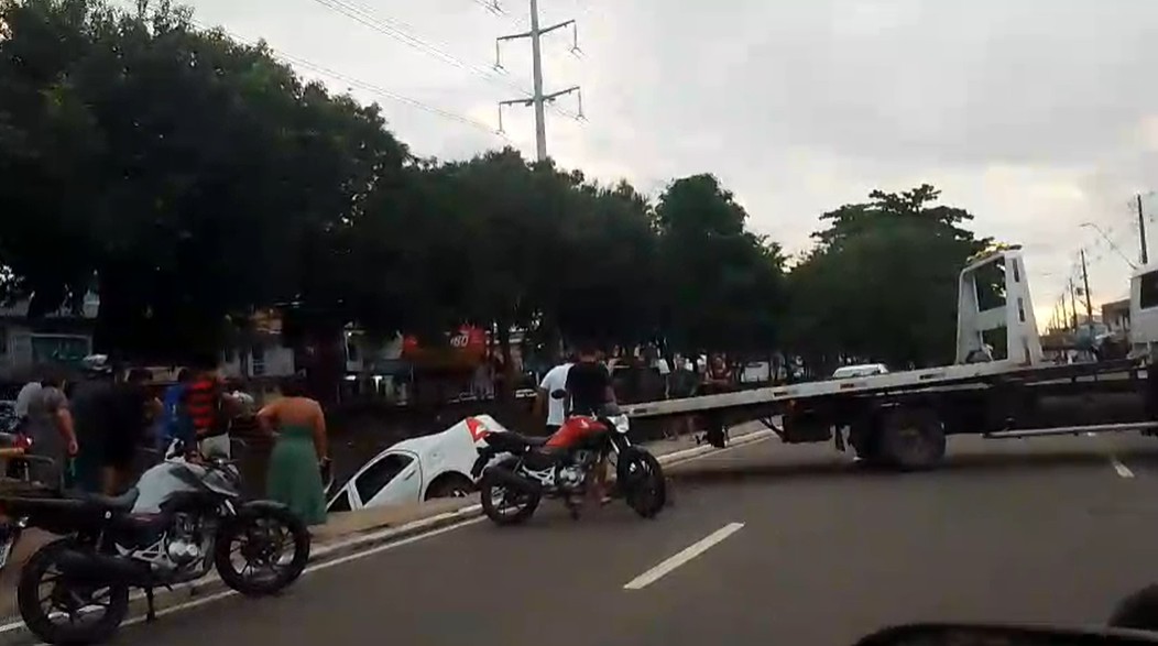 Motorista perde controle da direção e carro cai em igarapé em Manaus