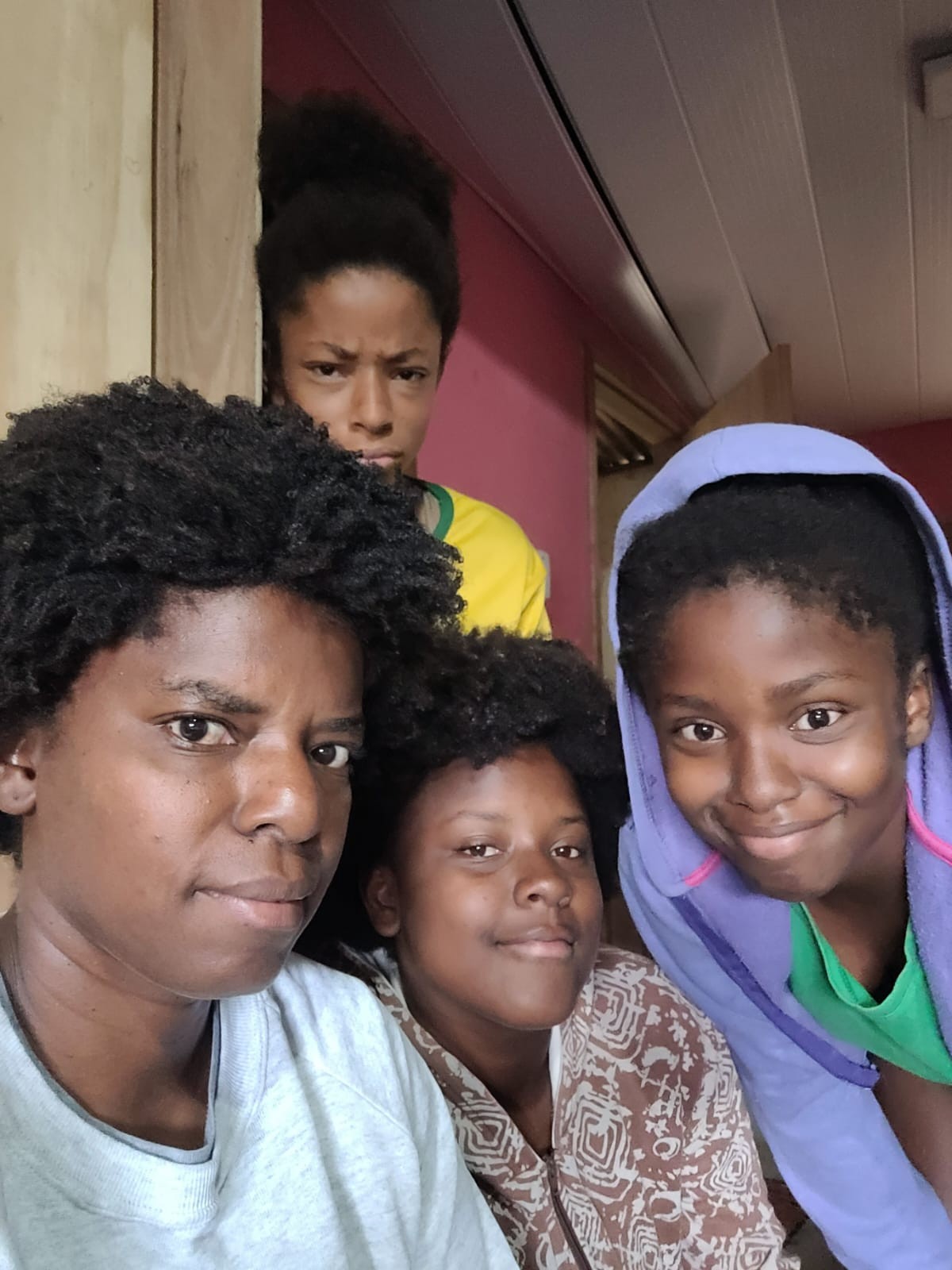 Mãe vive da reciclagem para sustentar sozinha três filhas: 'Eu iria até o infinito por elas'