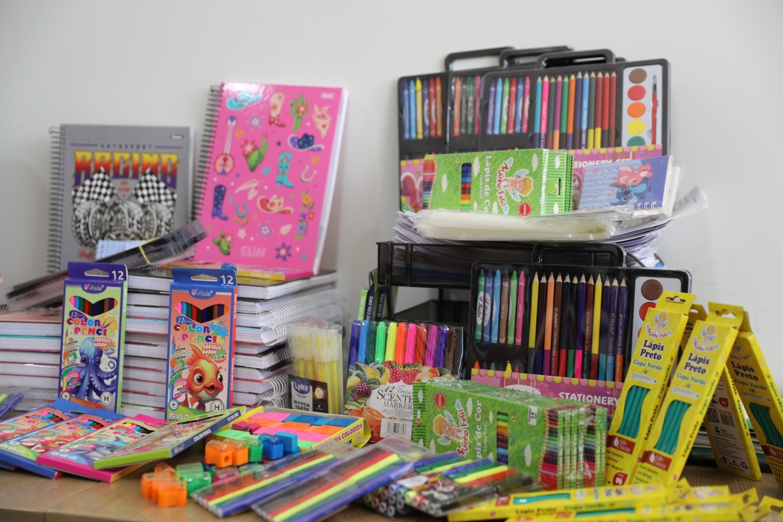 Campanha arrecada materiais escolares para crianças em situação de vulnerabilidade; veja como doar