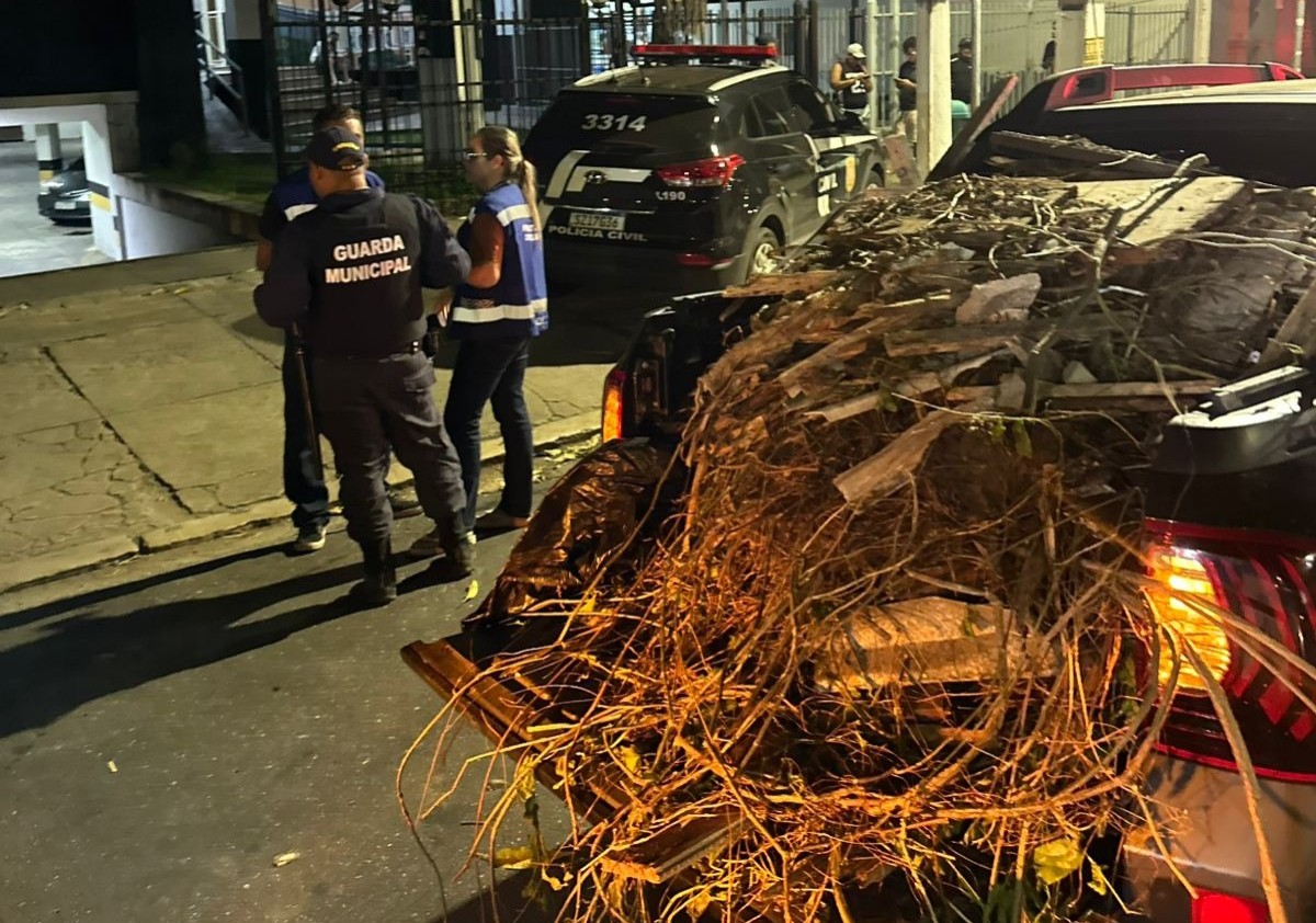 Três pessoas são presas por descarte irregular de lixo em canal de Belém