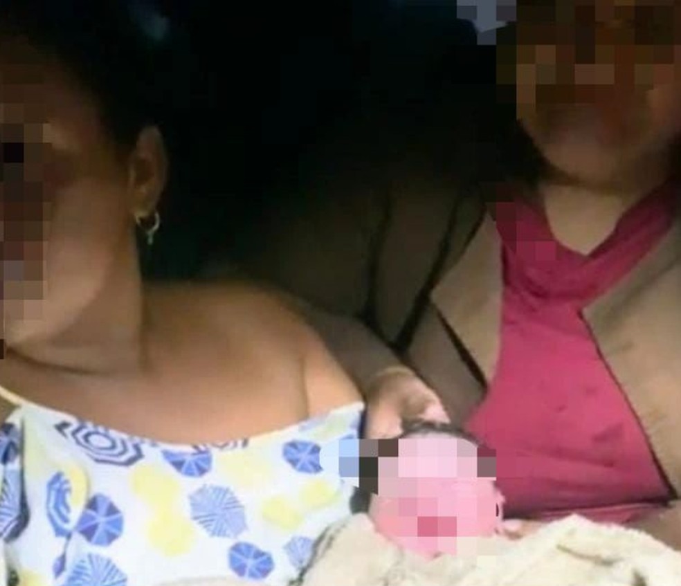 Mãe e bebê após parto dentro de carro na Bahia — Foto: SSP-BA